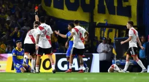 ВИДЕО: Бивш бранител на Юнайтед бе изгонен за брутален кунгфу ритник в лицето на съперник