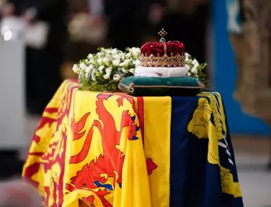 Кортежът с тленните останки на Елизабет II пристига в Лондон