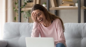 Виц на деня: Мъж хваща жена си на калъп с любовник.