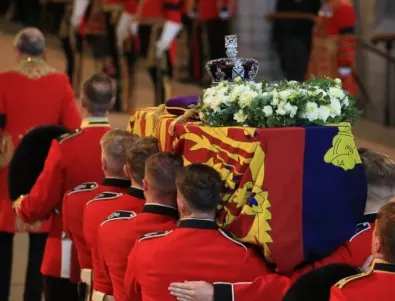 Кралски гвардеец припадна до ковчега на кралица Елизабет II (ВИДЕО)