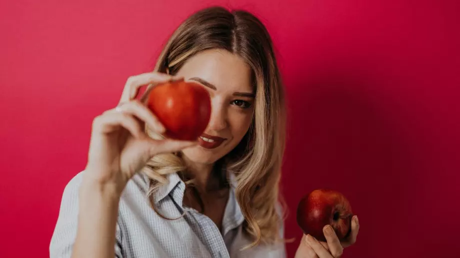 Ако започнете редовно да ядете ябълки, ще забележите тези 5 промени в тялото си