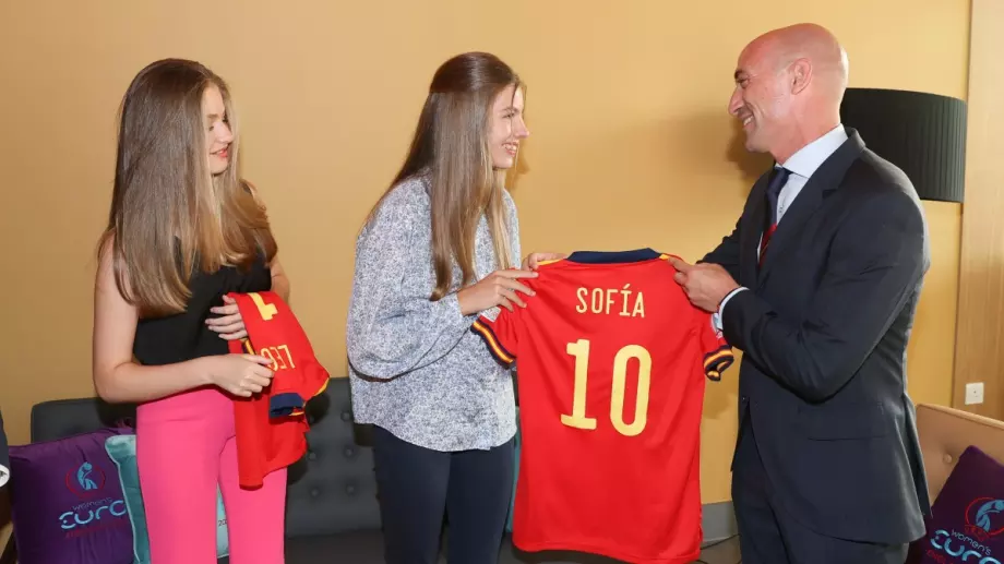 ВИДЕО: Шефът на испанския футбол се хвана за пакета пред кралицата