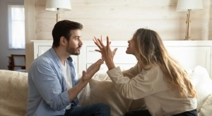 Вечерен виц: Прибира се мъж в 6 сутринта. Жена му отваря врата и казва: