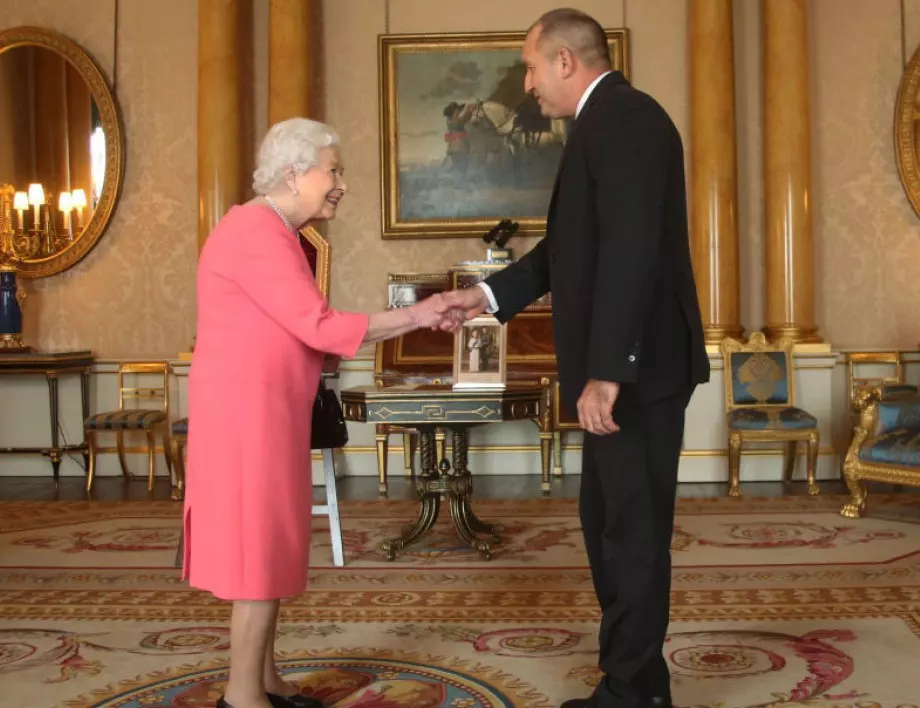 Румен Радев се подписа в книгата за съболезнования за кралица Елизабет II