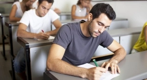 Вечерен виц: Един асистент решил да се заяде със студент и го пита: