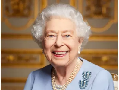 Кралското семейство публикува невиждана досега снимка на Елизабет II