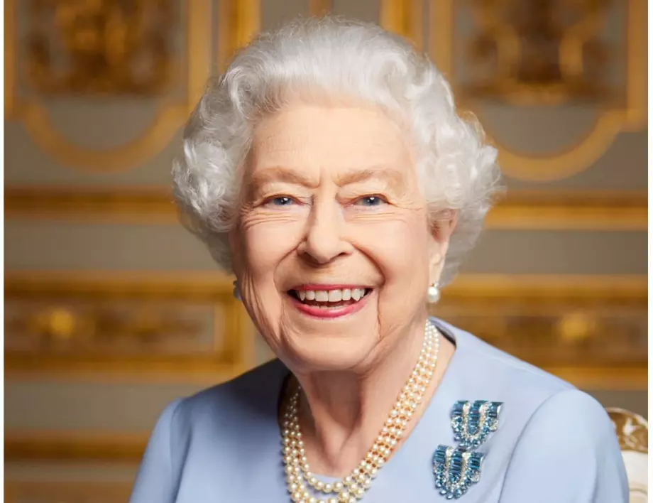 Кралското семейство публикува невиждана досега снимка на Елизабет II
