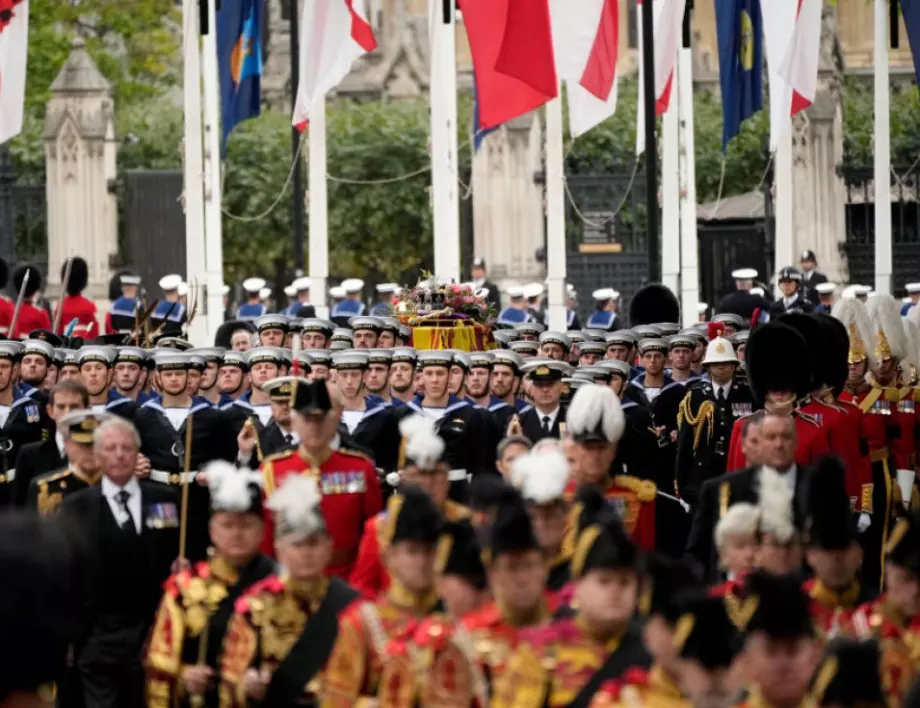 Тленните останки на кралицата преминаха на последна процесия през центъра на Лондон