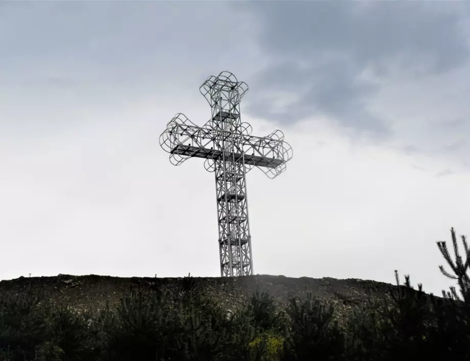 Осветиха 36-метровия светещ кръст над село Нови хан