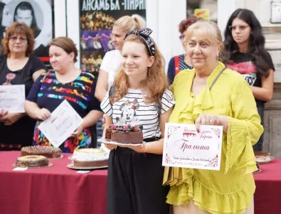 Четвъртокласнички от Русе със специална награда за приготвената от тях торта Гараш
