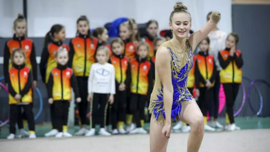 Без ръка, но с несломим дух: 14-годишната гимнастичка, която вдигна "Арена Армеец" на крака