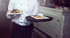 Вечерен виц: Сервитьор отива до клиент и му казва