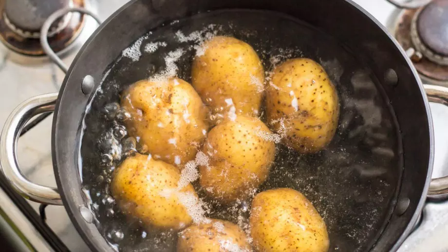 Съставката, която хитрите домакини винаги изсипват във водата за варене на картофи