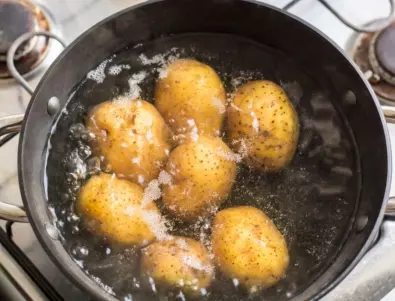 Изчистете плочките с водата, в която варите картофите, ефектът ще ви изуми