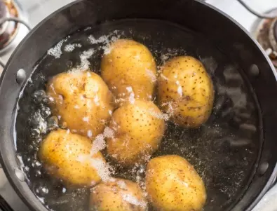 Картофите няма да се разпаднат при варене, ако сложите това във водата
