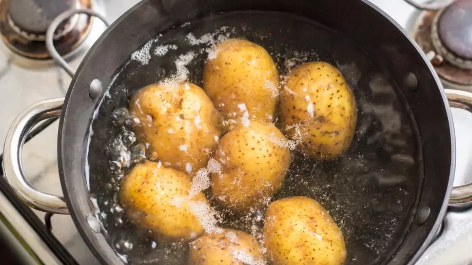 Хитрите домакини винаги слагат тези 2 съставки във водата за варене на картофи и те стават невероятно вкусни
