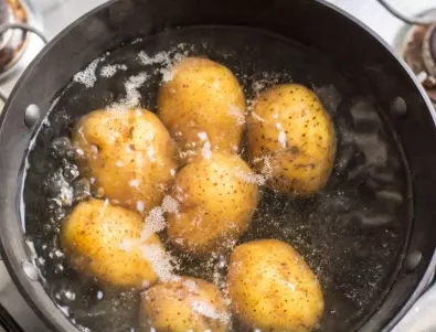 С колко вода и сол се варят картофите