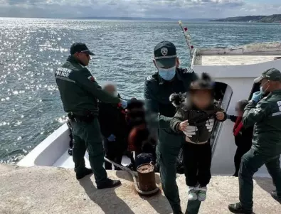 Близо 100 мигранти са спасени край бреговете на Гърция