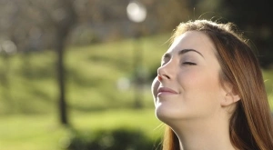 Виц на деня: Мъжът ми се чувства много зле! Трудно диша!