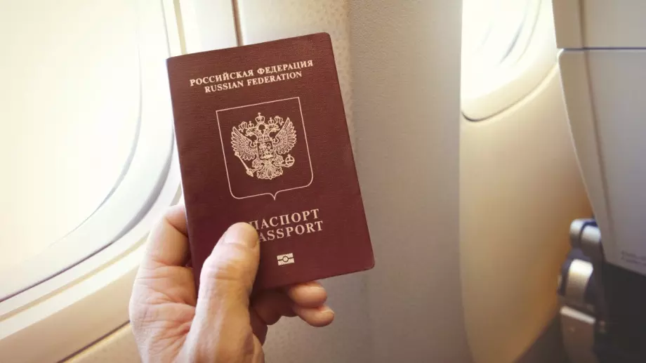 Руският паспорт тежи 21 грама – колкото човешката душа: Кремълската пропаганда с нови висоти