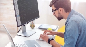 Виц на деня: Програмист занимава малкия си син: