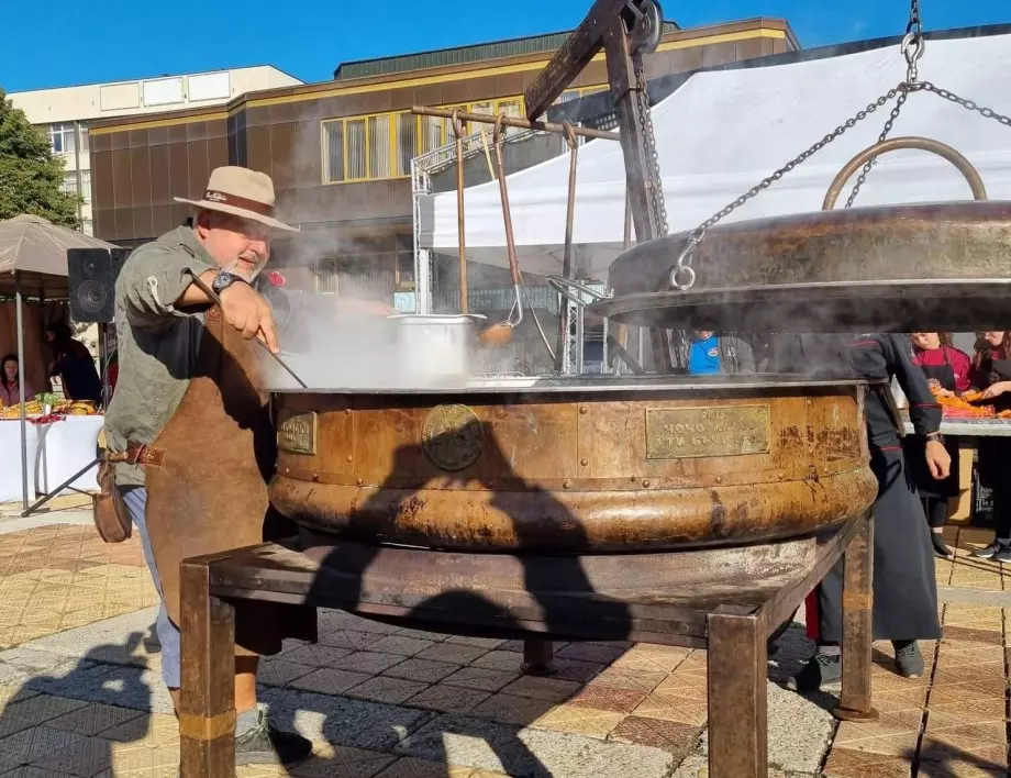 Ути Бъчваров сготви 100 кг добруджански боб на Фестивала на хляба в Добрич (СНИМКИ)