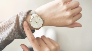 Виц на деня: - Извинете, колко струва този часовник?