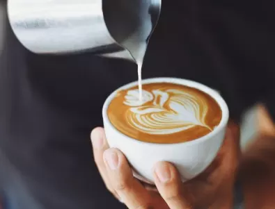 Лекар доказа защо е полезно да пием кафето си с мляко