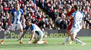 ВИДЕО: Куриозен автогол върна усмивките на "Анфийлд" по време на Ливърпул и Брайтън