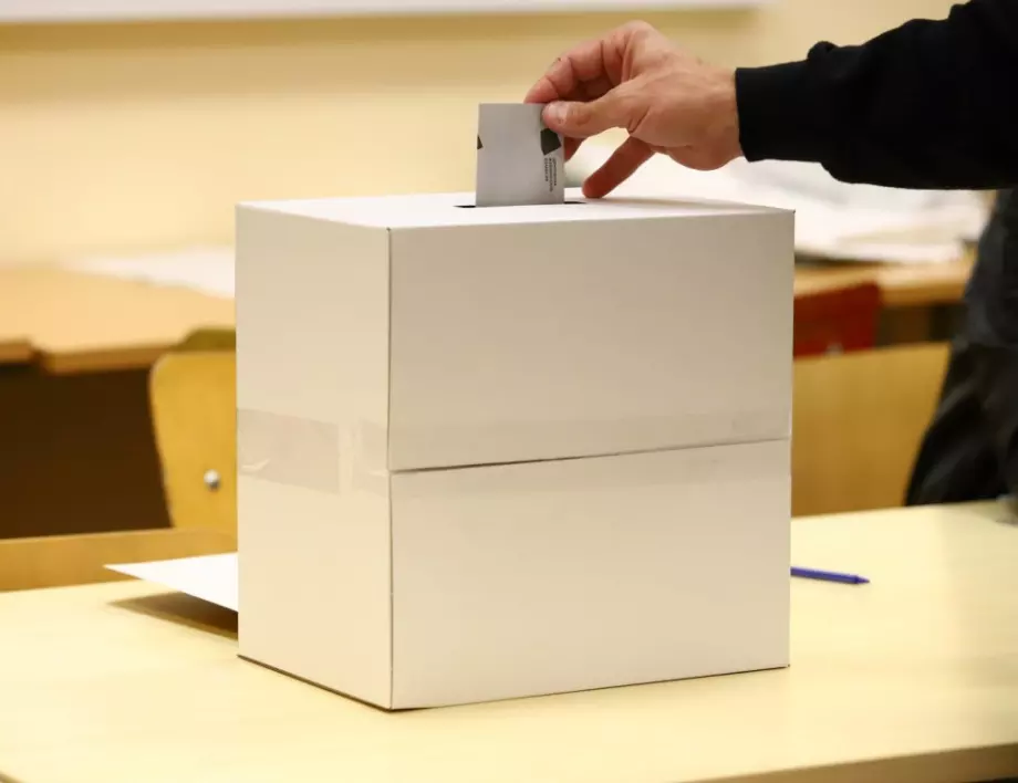 "Той не ѝ помагаше, а гласува вместо нея": АКФ с нови разкрития за изборни нарушения (ВИДЕО)