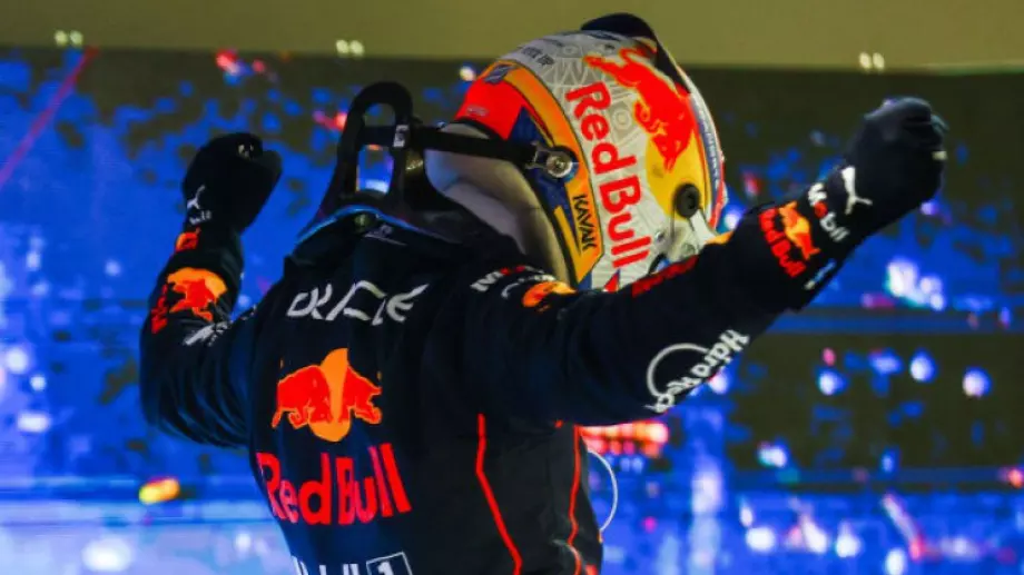 Серхио Перес показа как се кара болид от Формула 1 със затворени очи (ВИДЕО)