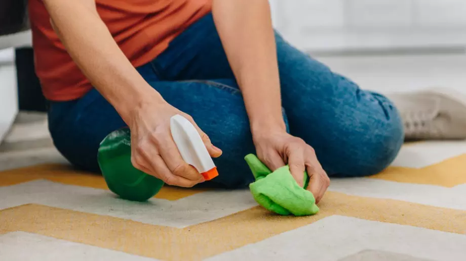 Хитър трик за бързо почистване на килими със сода