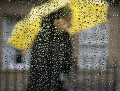 Жълт код за обилни валежи в в 15 области в страната