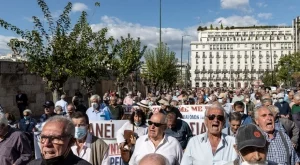 Гръцките синдикати: Заплата под 1800 евро не стига за нищо