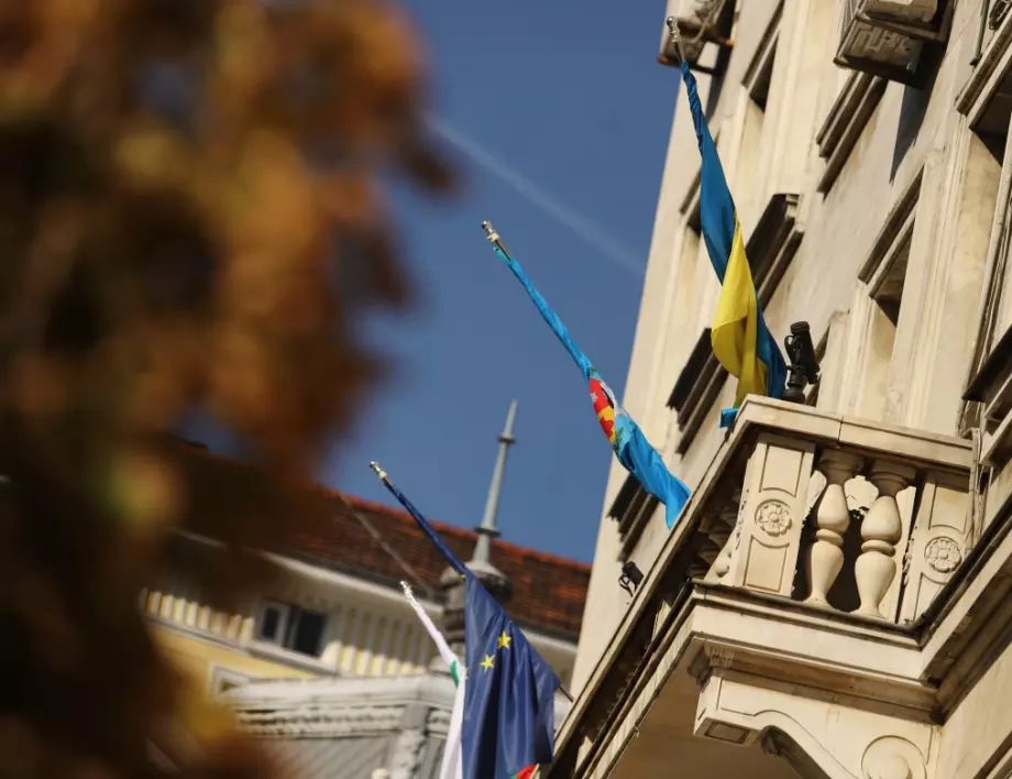 Опитващ се да се присламчи към "Възраждане" съветник не успя да свали украинското знаме от сградата на Столична община (ВИДЕО)