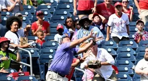 ВИДЕО: Бейзболен фен изяде шамарите, след като се подигра с приятелката си