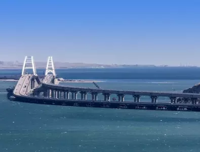 Дим при Кримския мост: Имало ли е атака срещу руски кораб? (СНИМКИ и ВИДЕО)