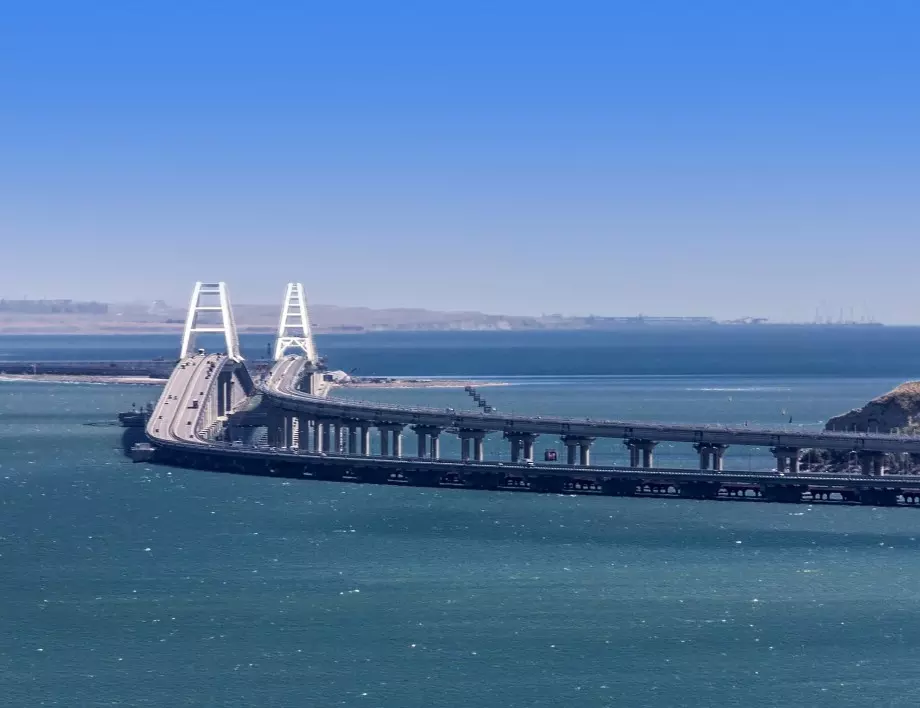 Сателитни СНИМКИ: Защитната линия на Кримския мост е силно отслабена от урагана