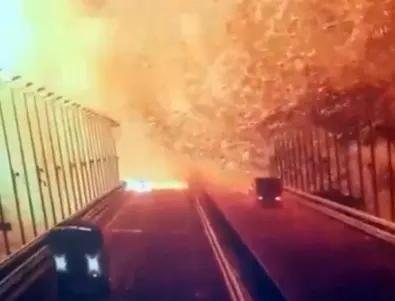 Вторият удар по Кримския мост: Вижте ВИДЕО на точния момент на взрива 