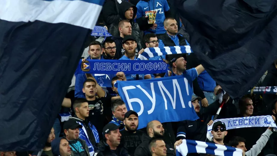 СНИМКА: Скопски фенове заграбиха 4 "сини" шалчета