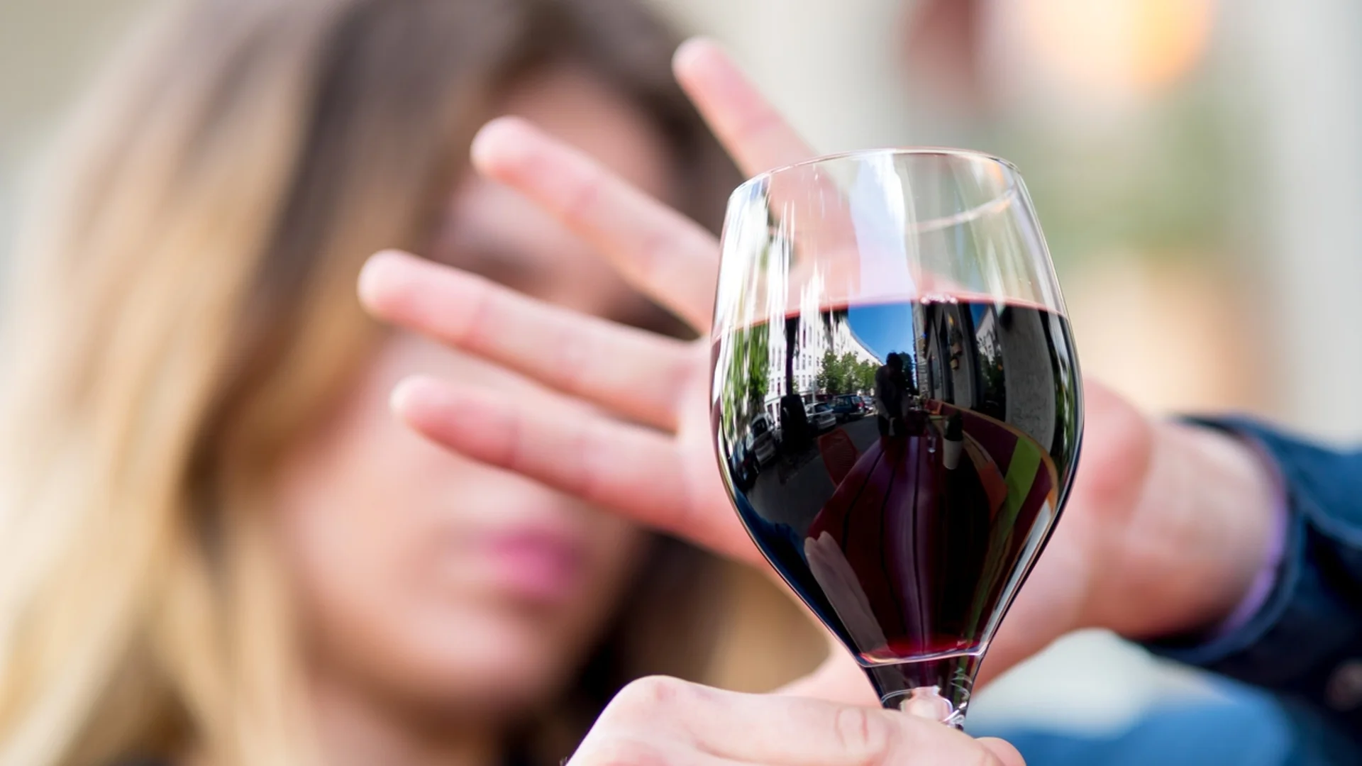 Как алкохолът влияе на тялото ни според възрастта - на 20, 30, 40, 50 и 60 години