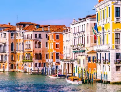 Каналите във Венеция пресъхнаха мистериозно, гондоли стоят в калта (СНИМКИ)