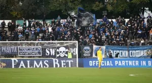 Грозно: Фенове на Левски замеряха с камъни и бутилки Тасев и щаба на Славия