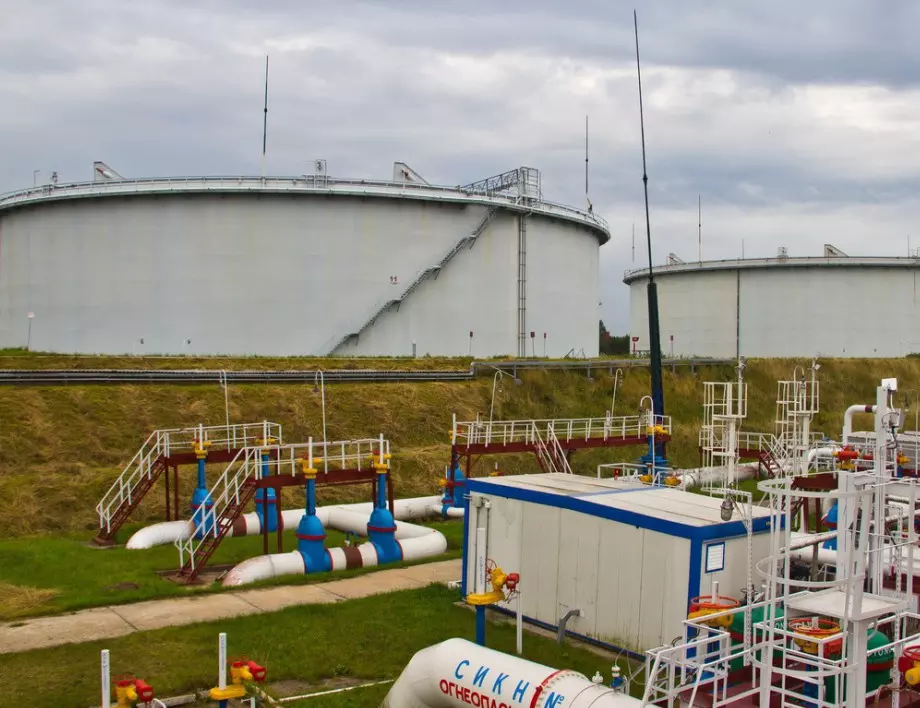 ЕК: България е с изключение от санкциите срещу руския петрол, за да се снабдява, а не да препродава