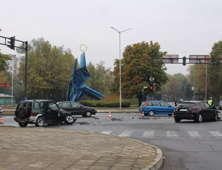 Двама пострадали при удар на Джип и "Мазда" в Благоевград (СНИМКИ)