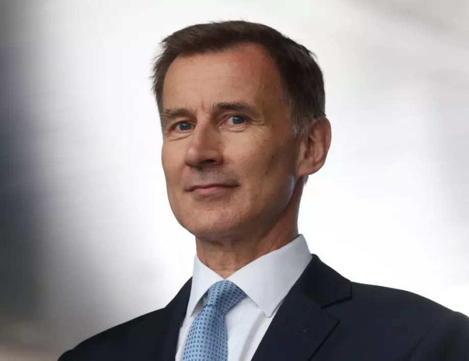Бивш външен министър на Великобритания поема хазната след уволнението на Куартенг