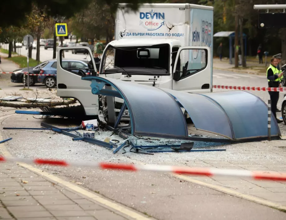 Камион се блъсна в спирка и уби жена в София
