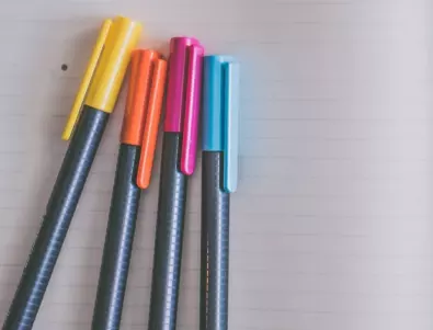 Истински майстор: Студент гравира отговорите за изпит по право върху 11 химикалки (СНИМКИ)