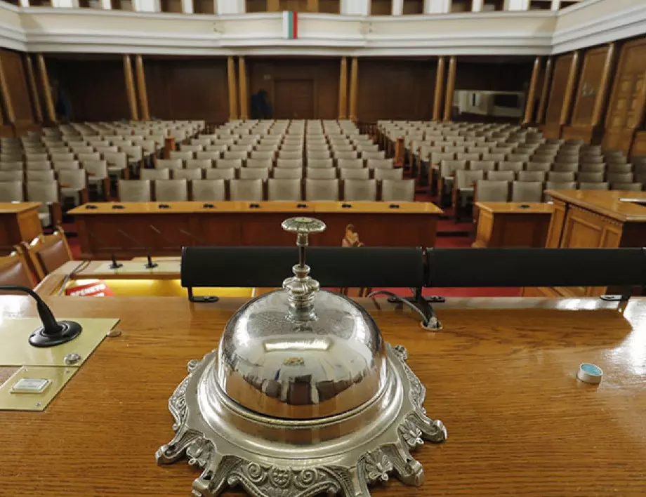 Парламентът ще заседава извънредно във вторник, заради записите на Василев
