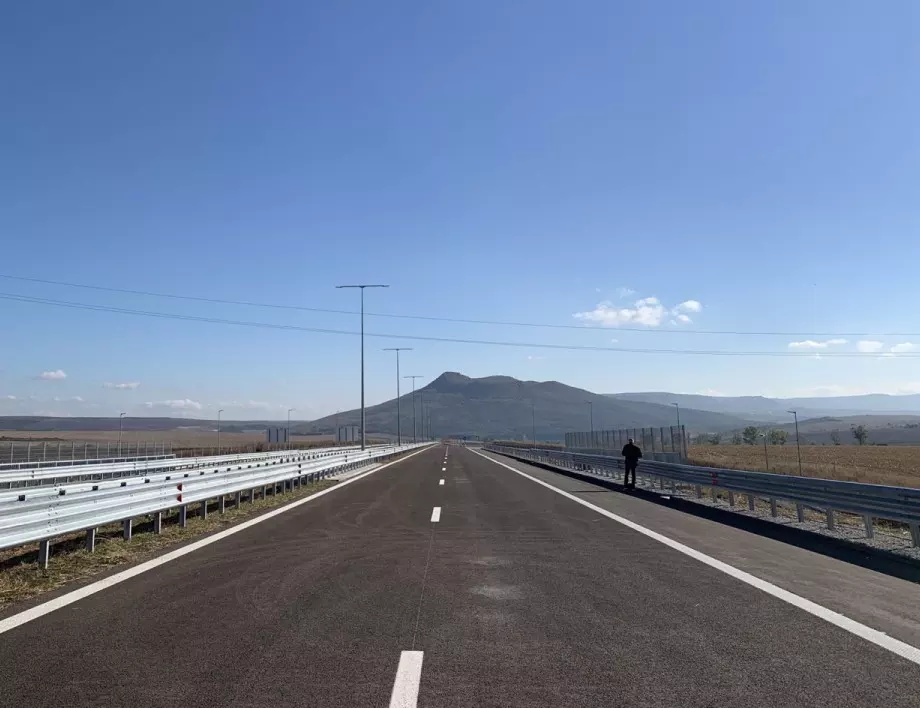 До края на 2026 г. ще бъдат завършени три лота на магистрала "Хемус", обяви министър